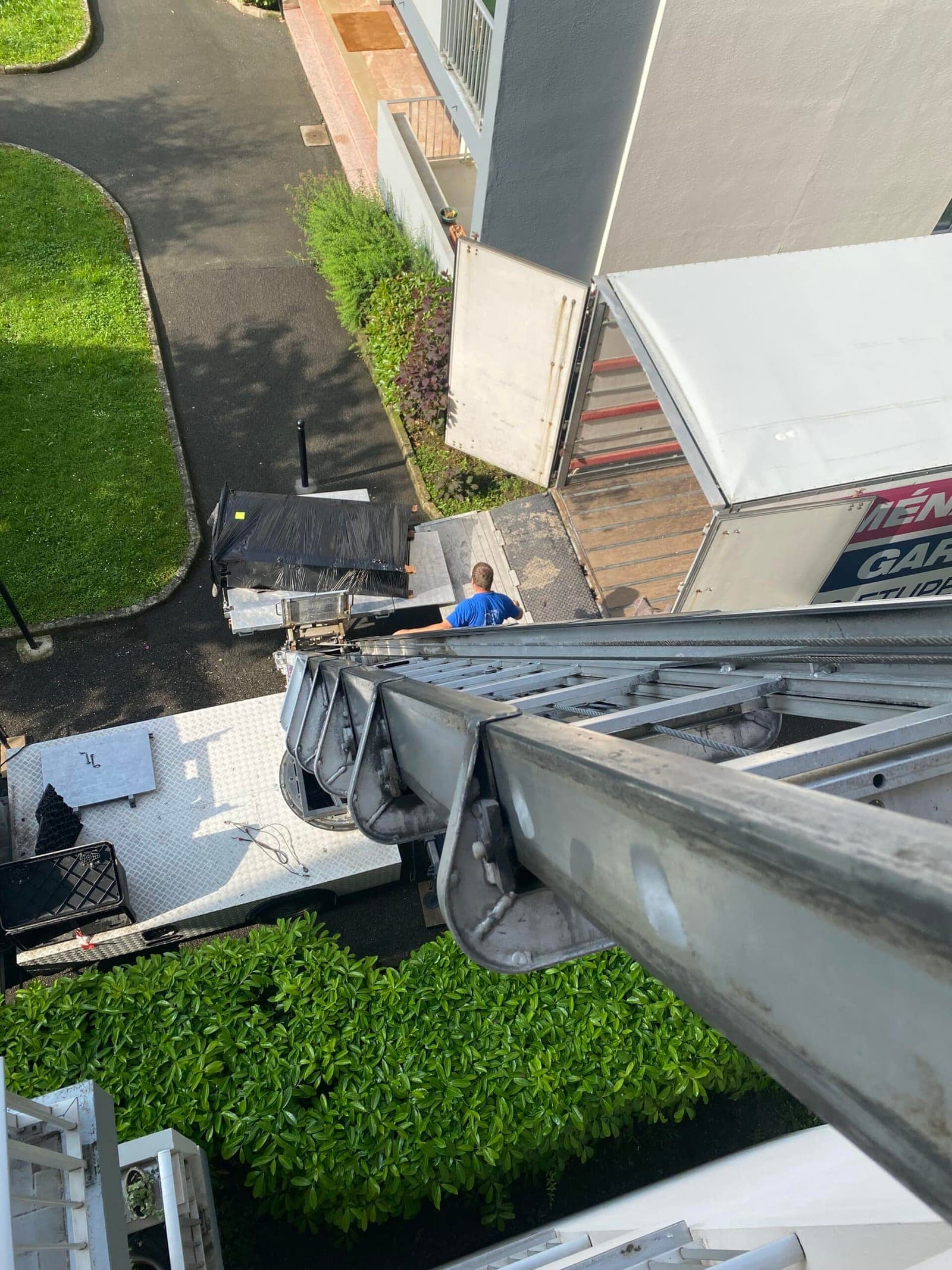 Camion-nacelle monte-meubles Sollinger en intervention