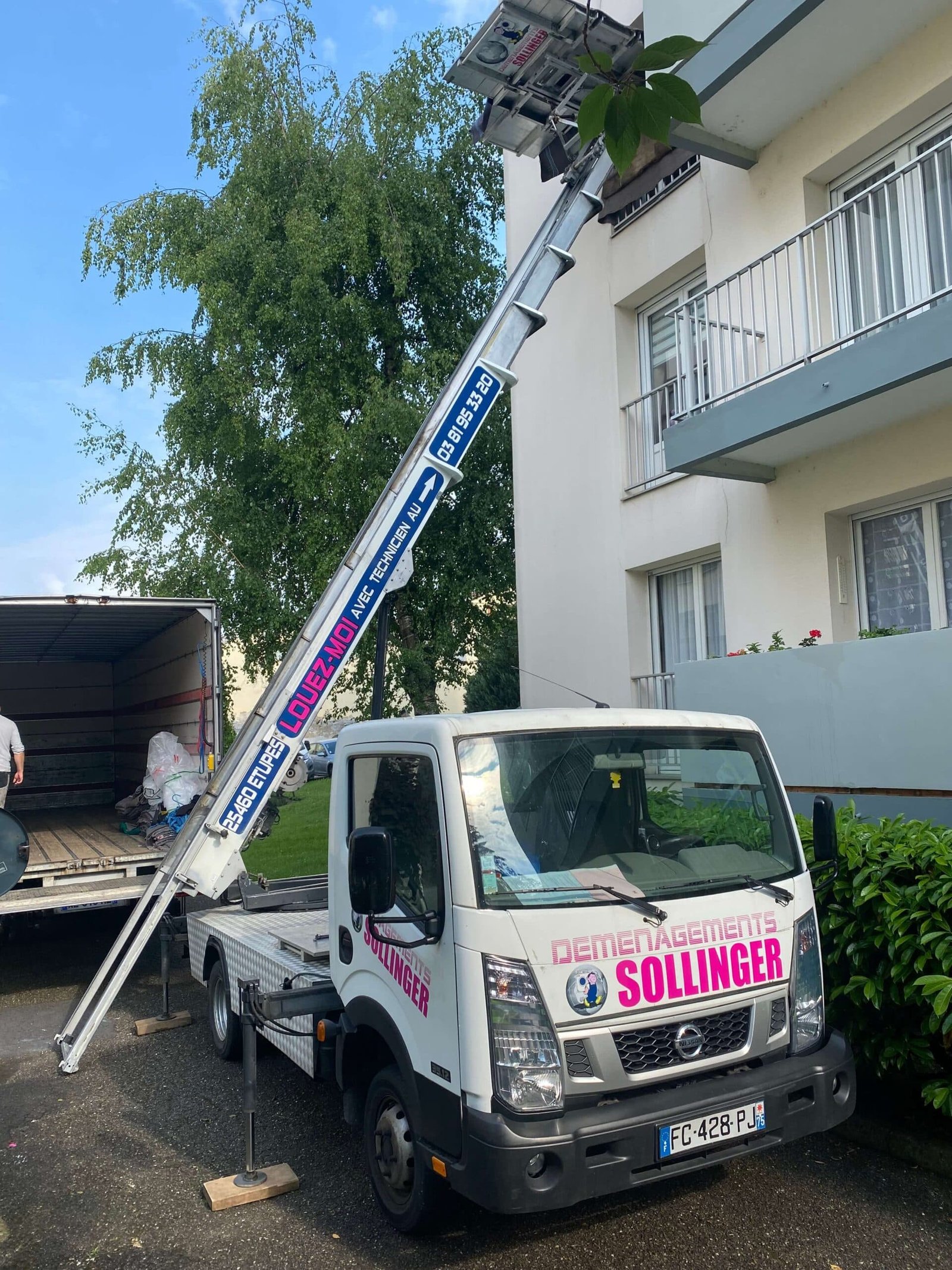 Camion nacelle Monte meubles Déménagements Sollinger Etupes